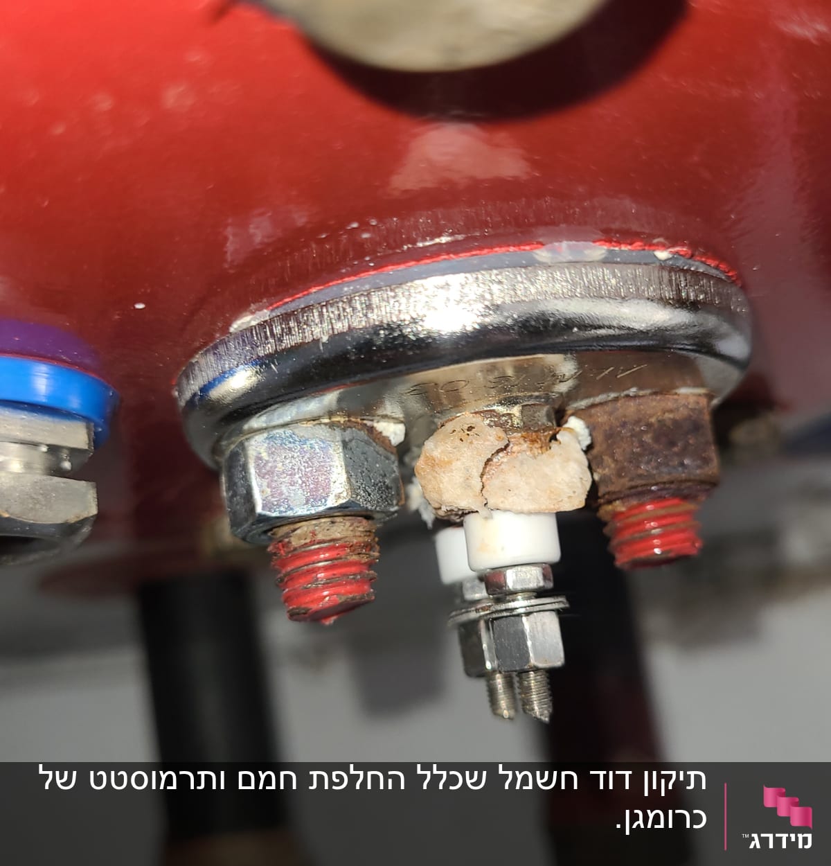 חיבורים וברגים על דוד שמש עם חלודה